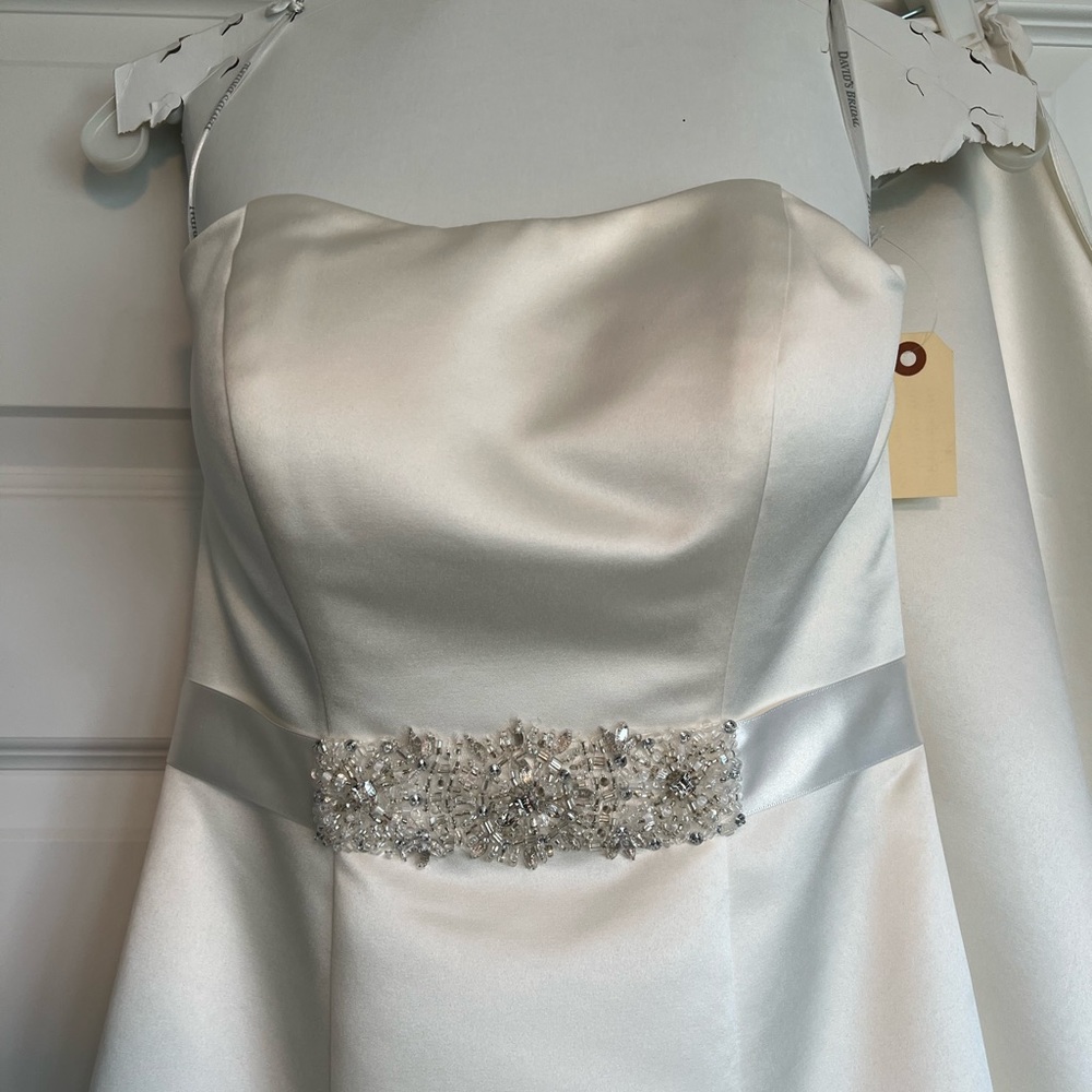 Beautiful, Pristine Condition, Trumpet Ivory dress with Beaded Details